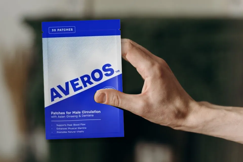 Männerhand hält eine Packung Averos Pflaster für die männliche Durchblutung